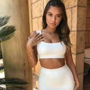 FIRST IN LINE RIBBED SCOOP NECK CROP TOP